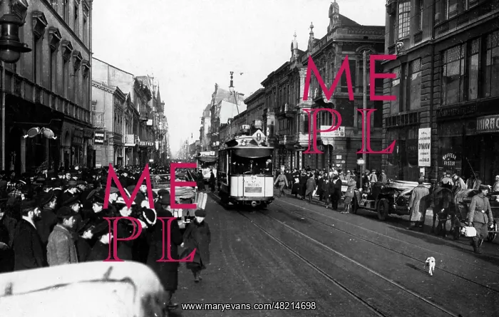 : Traffic on the main road in Lodz, 1914 : Traffic on the main road in Lodz, 1914