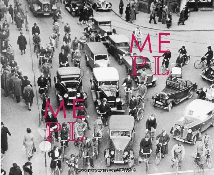 : Traffic on Marienplatz in Munich : Traffic on Marienplatz in Munich