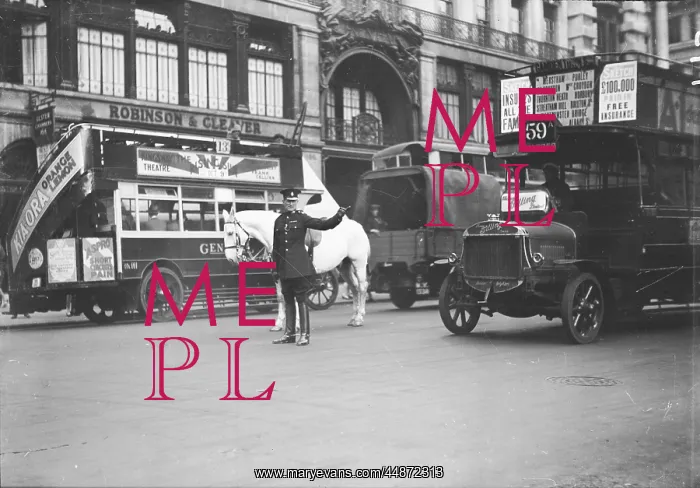 : TRAFFIC POLICEMAN 1930S : TRAFFIC POLICEMAN 1930S