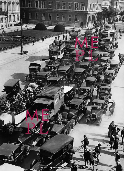 : Traffic during rush hour in Berlin, 1930 : Traffic during rush hour in Berlin, 1930