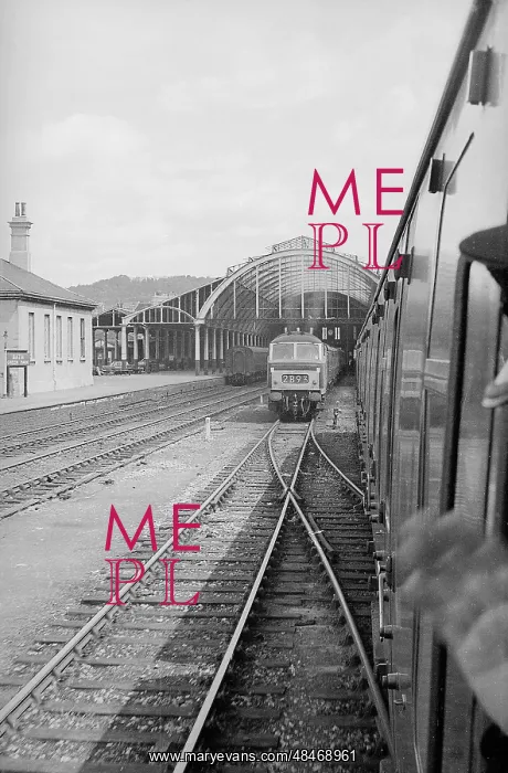 : Train arriving into Green Park Station, Bath : Train arriving into Green Park Station, Bath