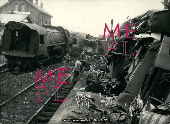 : Train derailed, Esquelbecq Station, Northern France : Train derailed, Esquelbecq Station, Northern France