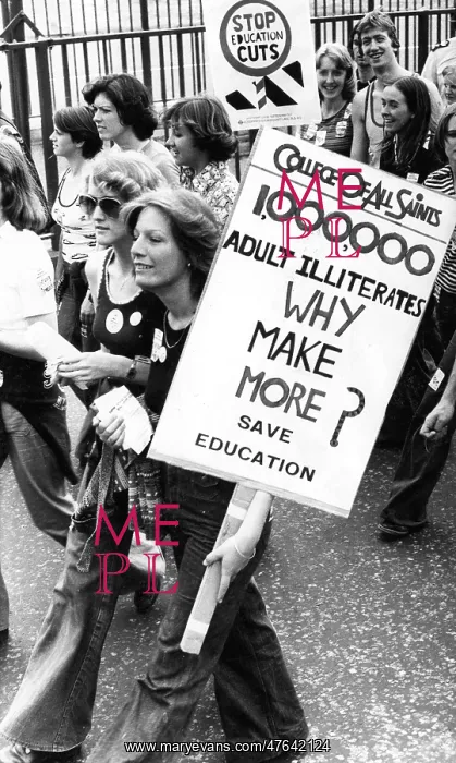 : Trainee teachers campaigning against education cuts : Trainee teachers campaigning against education cuts