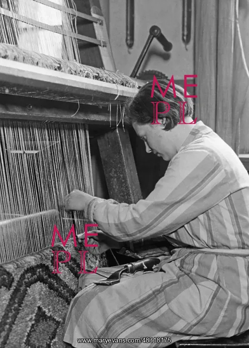 : Training on the carpet knotting machine, 1931 : Training on the carpet knotting machine, 1931