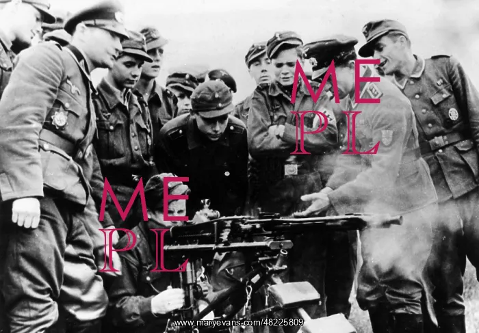 : Training of HJ members at a machine gun, 1944 : Training of HJ members at a machine gun, 1944