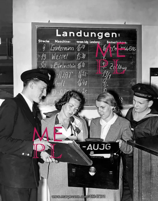 : Training of Lufthansa stewardesses, 1938 : Training of Lufthansa stewardesses, 1938