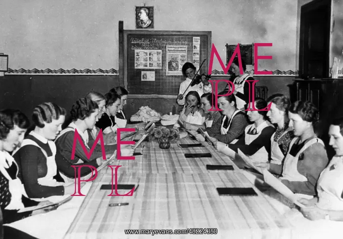 : Training for mothers, 1930s : Training for mothers, 1930s