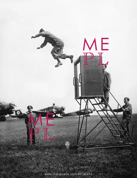 : Training at the Parachute School at Stendal, 1938 : Training at the Parachute School at Stendal, 1938