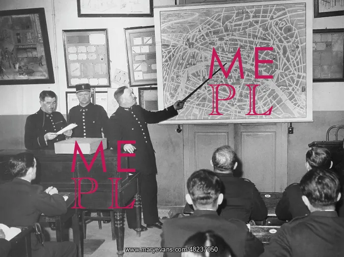 : Training of policemen in Paris, 1937 : Training of policemen in Paris, 1937