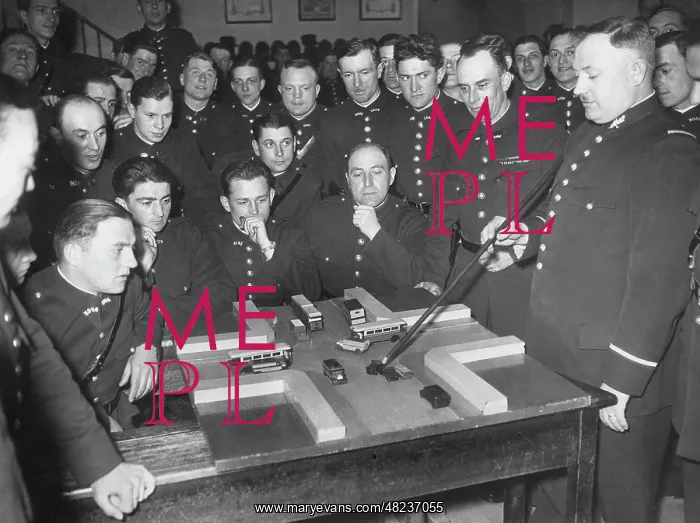 : Training of policemen in Paris, 1937 : Training of policemen in Paris, 1937