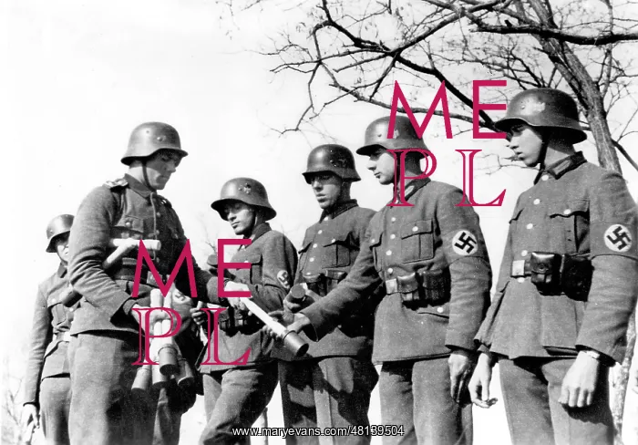  : Training Reich Labor Service members how to use hand grenade