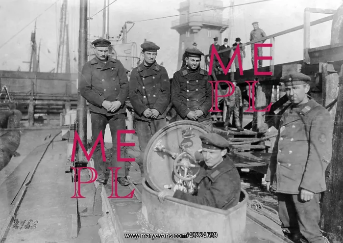 : Training of a submarine crew in World War I, 1917 : Training of a submarine crew in World War I, 1917