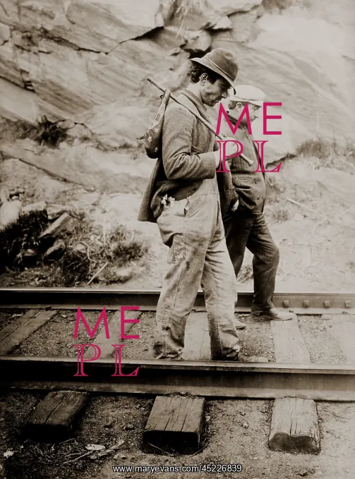: Two tramps, one with a handkerchief-bound ? : Two tramps, one with a handkerchief-bound ?