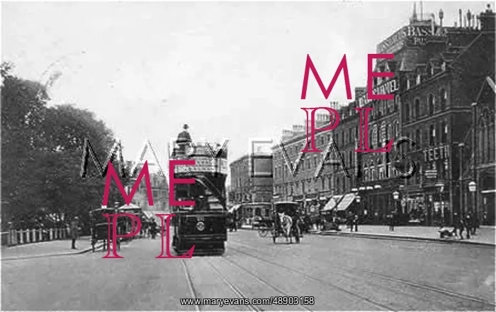 : TRAMS AT CLAPHAM COMMON : TRAMS AT CLAPHAM COMMON