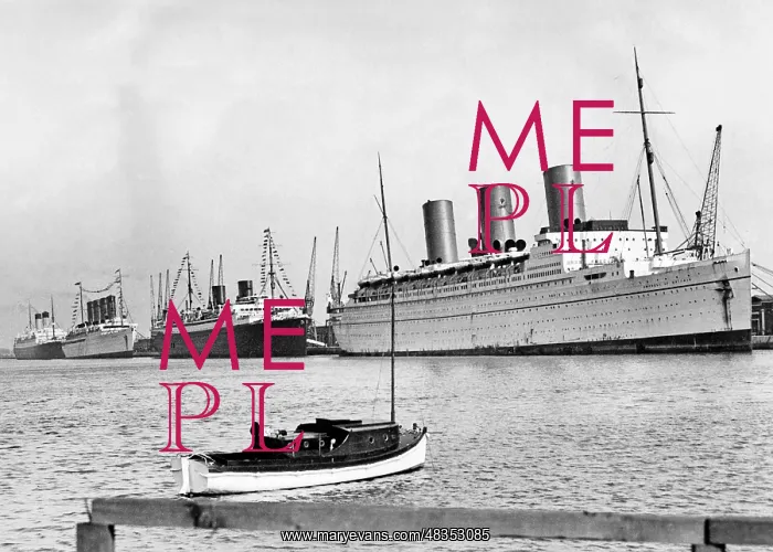 : Transatlantic liner in Southampton, 1934 : Transatlantic liner in Southampton, 1934