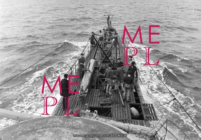 : Transhipment of a torpedo on a German submarine, 1942 : Transhipment of a torpedo on a German submarine, 1942