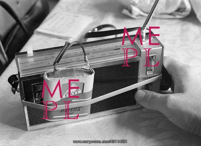 : Transistor radio - makeshift battery : Transistor radio - makeshift battery