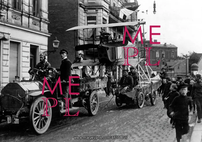 : Transport of a German airplane, 1914 : Transport of a German airplane, 1914