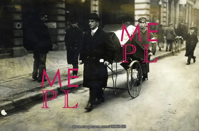 : Transport of a wounded man, 1919 : Transport of a wounded man, 1919