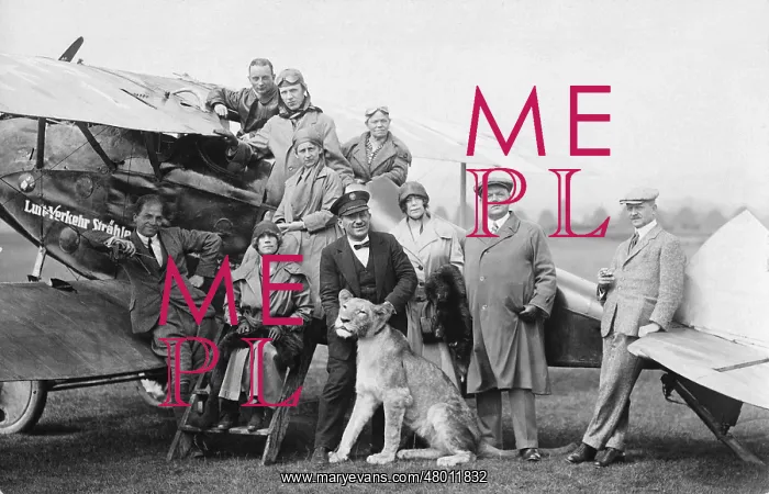 : Transportation of a lion in an aircraft, 1925 : Transportation of a lion in an aircraft, 1925