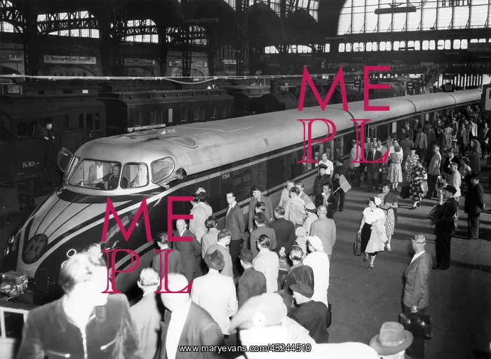 : Travellers on a platform : Travellers on a platform