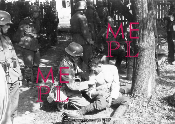 : Treating a Polish wounded, 1939 : Treating a Polish wounded, 1939