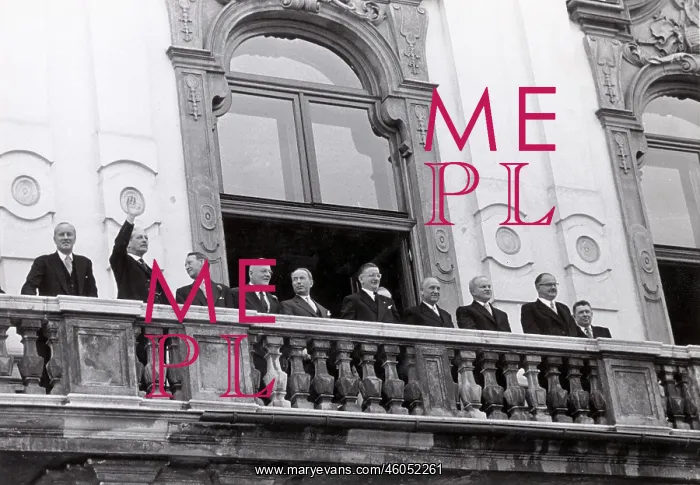 : Treaty. Foreign minister Leopold Figl on Belvedere castle balcony : Treaty. Foreign minister Leopold Figl on Belvedere castle balcony