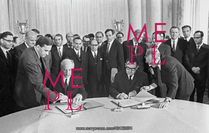 : Treaty initialing between USSR and FRG, 1970 : Treaty initialing between USSR and FRG, 1970