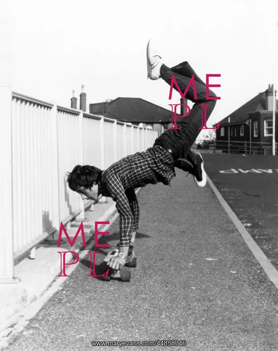 : TRICKS ON SKATEBOARD : TRICKS ON SKATEBOARD