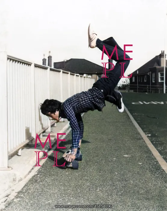 : TRICKS ON SKATEBOARD : TRICKS ON SKATEBOARD
