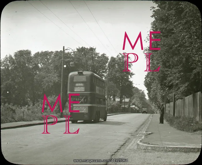 : Trolleybus on London Road looking towards Bexleyheath : Trolleybus on London Road looking towards Bexleyheath