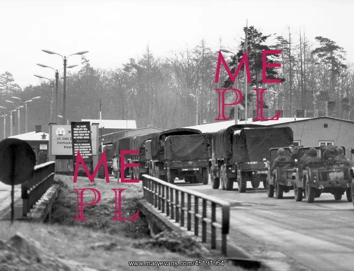: US troop transport to Berlin leads through Soviet zone : US troop transport to Berlin leads through Soviet zone