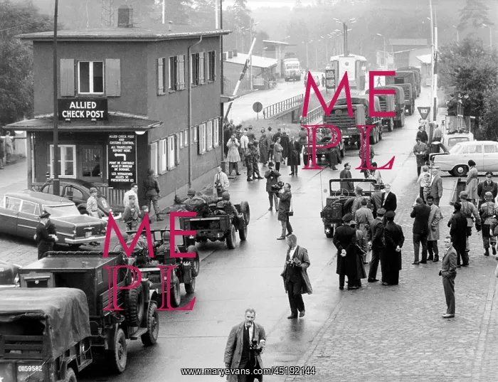 : US troop transport to Berlin leads through Soviet zone : US troop transport to Berlin leads through Soviet zone