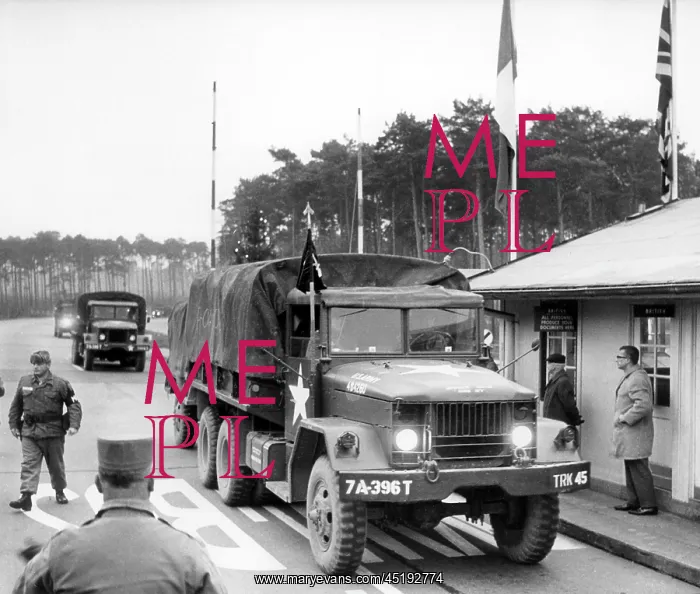 : US troop transport to Berlin leads through Soviet zone : US troop transport to Berlin leads through Soviet zone