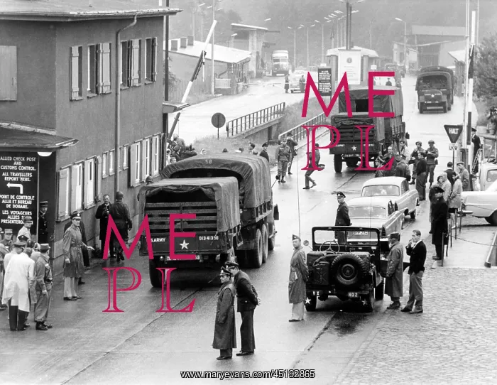 : US troop transport to Berlin leads through Soviet zone : US troop transport to Berlin leads through Soviet zone