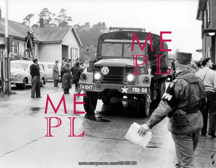 : US troop transport to Berlin leads through Soviet zone : US troop transport to Berlin leads through Soviet zone