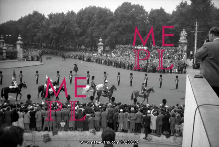 : Trooping the Colour - Queen Victoria Memorial : Trooping the Colour - Queen Victoria Memorial