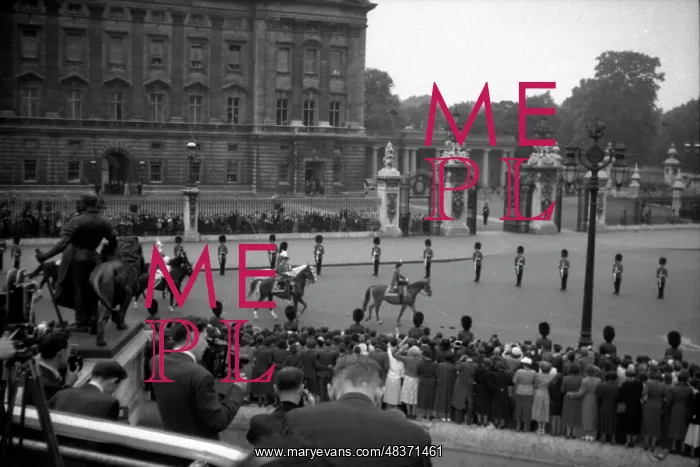 : Trooping the Colour - Queen Victoria Memorial : Trooping the Colour - Queen Victoria Memorial