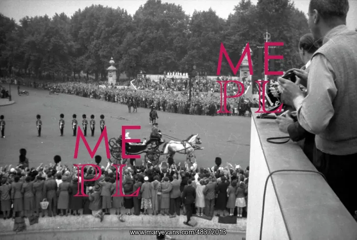 : Trooping the Colour - Queen Victoria Memorial : Trooping the Colour - Queen Victoria Memorial