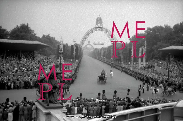 : Trooping the Colour - Queen Victoria Memorial : Trooping the Colour - Queen Victoria Memorial