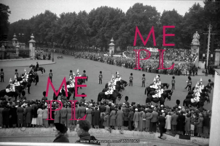 : Trooping the Colour - Queen Victoria Memorial : Trooping the Colour - Queen Victoria Memorial