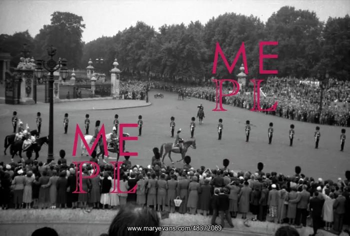 : Trooping the Colour - Queen Victoria Memorial : Trooping the Colour - Queen Victoria Memorial