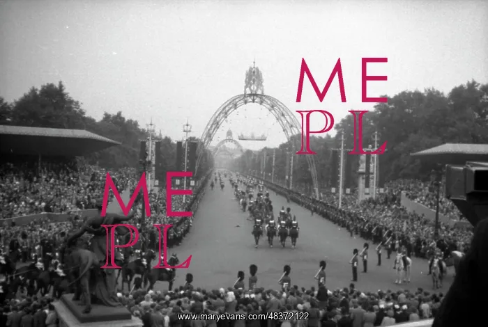 : Trooping the Colour - Queen Victoria Memorial : Trooping the Colour - Queen Victoria Memorial