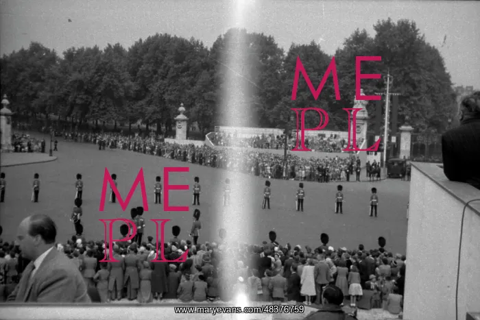 : Trooping the Colour - Queen Victoria Memorial : Trooping the Colour - Queen Victoria Memorial