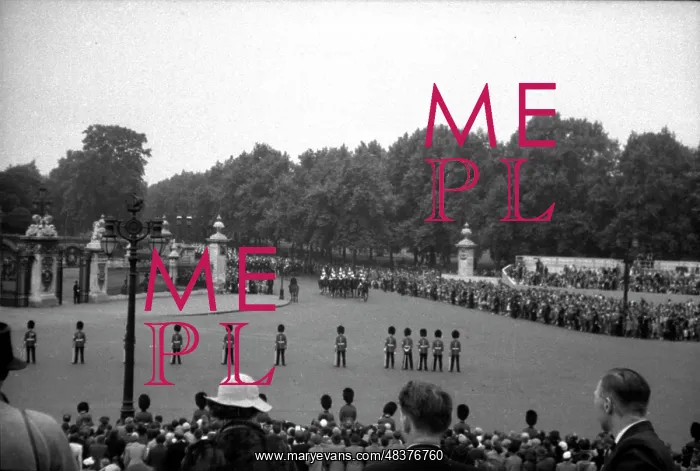 : Trooping the Colour - Queen Victoria Memorial : Trooping the Colour - Queen Victoria Memorial