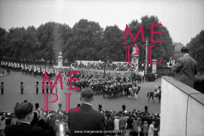 : Trooping the Colour - Queen Victoria Memorial : Trooping the Colour - Queen Victoria Memorial