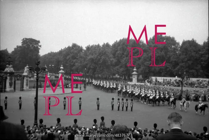 : Trooping the Colour - Queen Victoria Memorial : Trooping the Colour - Queen Victoria Memorial