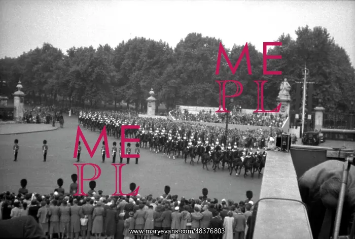 : Trooping the Colour - Queen Victoria Memorial : Trooping the Colour - Queen Victoria Memorial