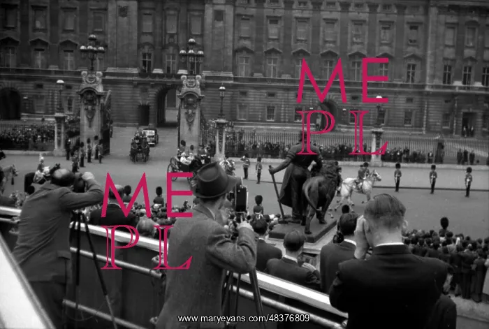 : Trooping the Colour - Queen Victoria Memorial : Trooping the Colour - Queen Victoria Memorial