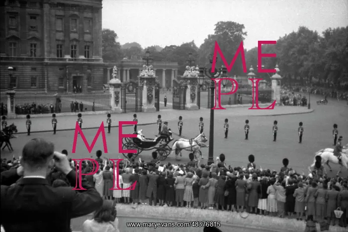 : Trooping the Colour - Queen Victoria Memorial : Trooping the Colour - Queen Victoria Memorial